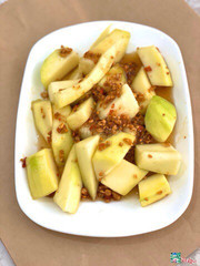 Xoài chấm sốt mắm phê quá, chua...cay...mặn ngọt đủ hết