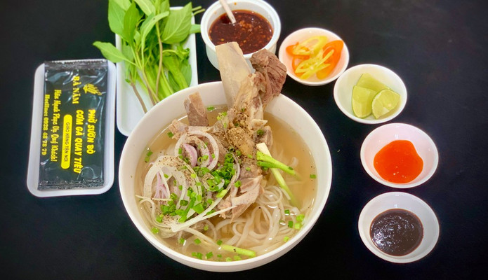 Bà Năm - Cơm Gà Quay Tiêu & Phở Sườn Bò - Yersin