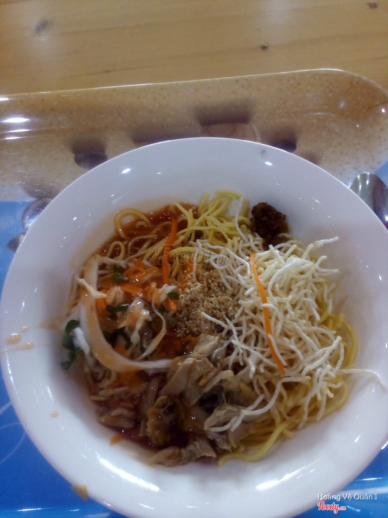 Mì trộn chua cay kiểu thái, trộn rất là ngon. 