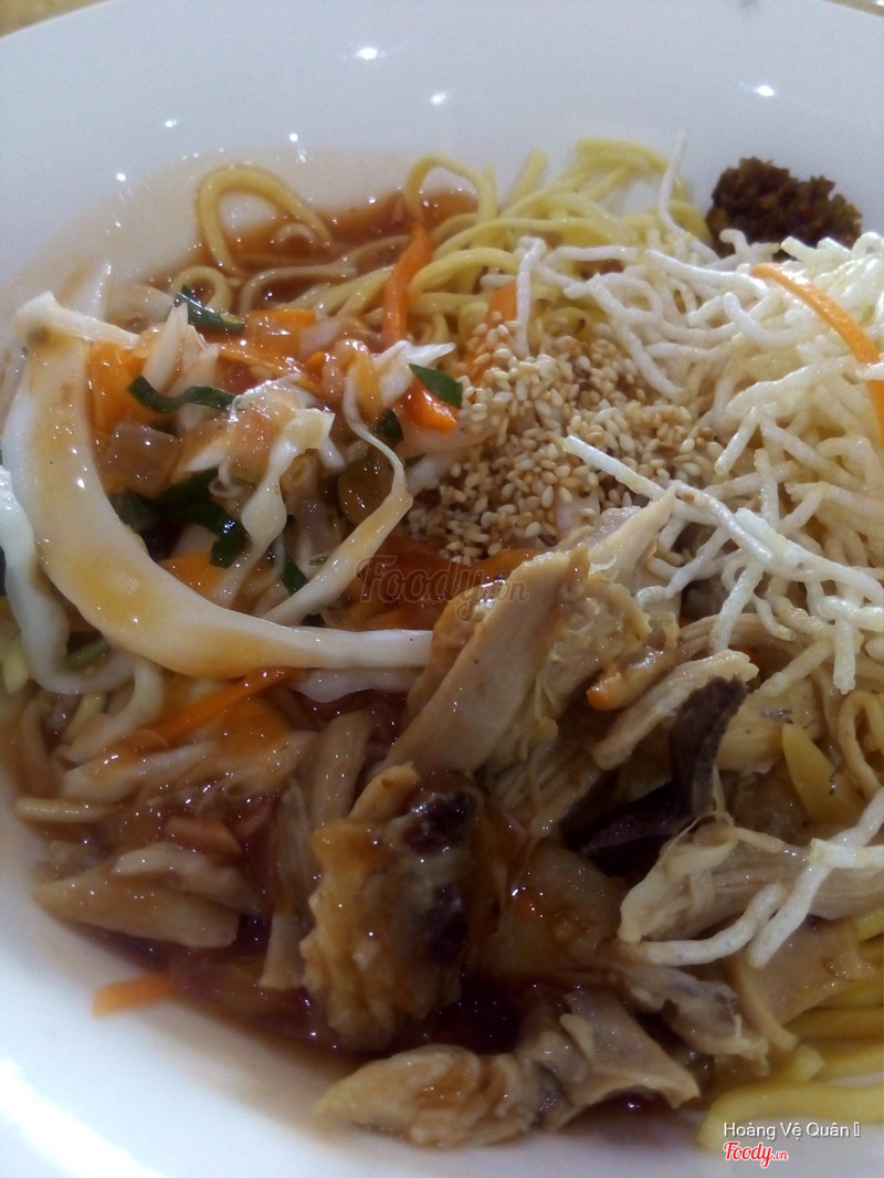 Mì trộn chua cay kiểu thái, trộn rất là ngon. 