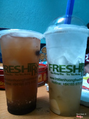 Bên trái là trà xanh dâu tằm