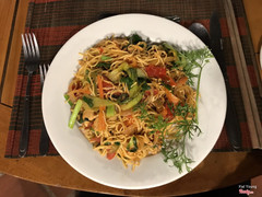 Vì không đặt trước bữa tối nên nhà hàng hỗ trợ phục vụ món mì xào thập cẩm với thịt gà, cà rốt, cà chua và cải thìa. We planned to go out to the town for food but we overslept. The resort was so nice and flexible this time to prepare for us (2 people) stir fried noodles with chickens, tomatoes, vegetables served hot.