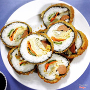 Kimbab chiên. 1 miếng to, nhân nhiều, chất lượng. Sốt chấm cũng cho rất nhiều. Giá chỉ 35k, rẻ ngon nhiều, thích hợp với HSSV, mỗi tội ít bàn quá, món cũng ra hơi lâu.