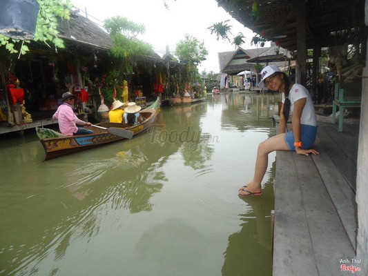Thuyền dạo quanh chợ nổi