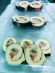 🎉🎉 Đón chào tuần mới bằng món mới 🎉🎉
🌀 BÁNH CUỘN SUSHI
💵 Giá: 32k/1 hộp 5 miếng
Lớp bánh mềm, tan ngay trong miệng 😋
📞 0905001905 để đc ship tận nơi 