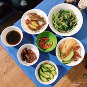 Xôi trắng, lạp xưởng, trứng kho và trứng ốp, suất tim xào cho 1 người