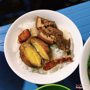 Xôi trắng, lạp xưởng, trứng kho và trứng ốp