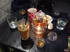 Được bạn chủ quán đepj trai tiếp đón và giới thiệu các loại về trà và cafe.