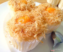 Cupcake bông lan trứng muối _chà bông: 12k/cái, hộp 6 cái: 72k.