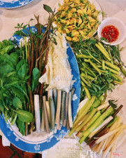 Dĩa rau đa dạng: bông điên điển, đọt năng, rau muống đồng, rau nhút, kèo nèo, súng,...