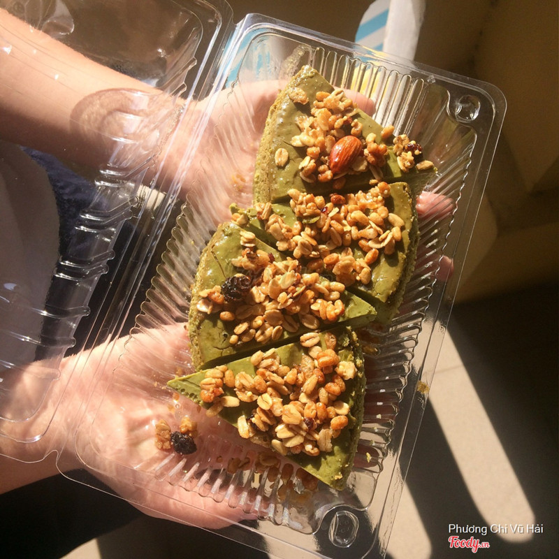 Matcha Cheesecake with Nuts Clusters 40k/slice