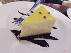 Tèn tén. Ai thích cheese cake thì không thể bỏ qua bánh phô mai chanh dây đâu nha. Vừa rẻ vừa ngon. Béo ngậy của phô mai kết hợp với mùi chanh dây thơm thơm nữa. Số dzách luôn. Ngồi ở đây cũng được ké sự sang chảnh nhaa. 29000đ