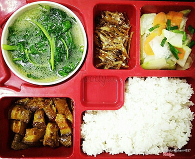 Thịt kho tàu. Cá ruội chiên chua cay. Su hào xào cà rốt. Canh cải cúc nấu nước hầm xương. 