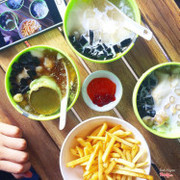 2 đứa nhưng gọi 3 bát tào phớ nhưng chén k bỏ sót giọt nào. Tào phớ ngon kinh khủng, e gọi tào phớ nha đam, long nhãn với trà xanh thì chim ưng cả 3. Quán hơi bé chật chội chút xíu nhưng điểm 10 cho chất lượng