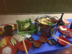 Đồ ăn khá vừa miệng, nhân viên nhiệt tình, quán sạch sẽ, chị chủ cởi mở rất quan tâm khách, giá cũng vừa phải từ 30-250k. Mình gọi 2 suất lẩu bò nhúng giấm mà ăn k hết đĩa thịt bò, khá no. Quan trọng là mở đến 2-3h sáng :)