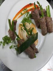 Bò cuộn măng tây nướng