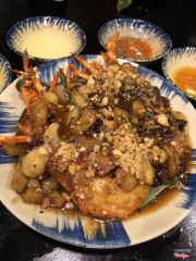 Đặc biệt tôm hùm 138k/con ( đang khuyến mãi nên đi ăn). Con này xào me chấm bánh mì