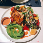 Avocado salad with grill chicken