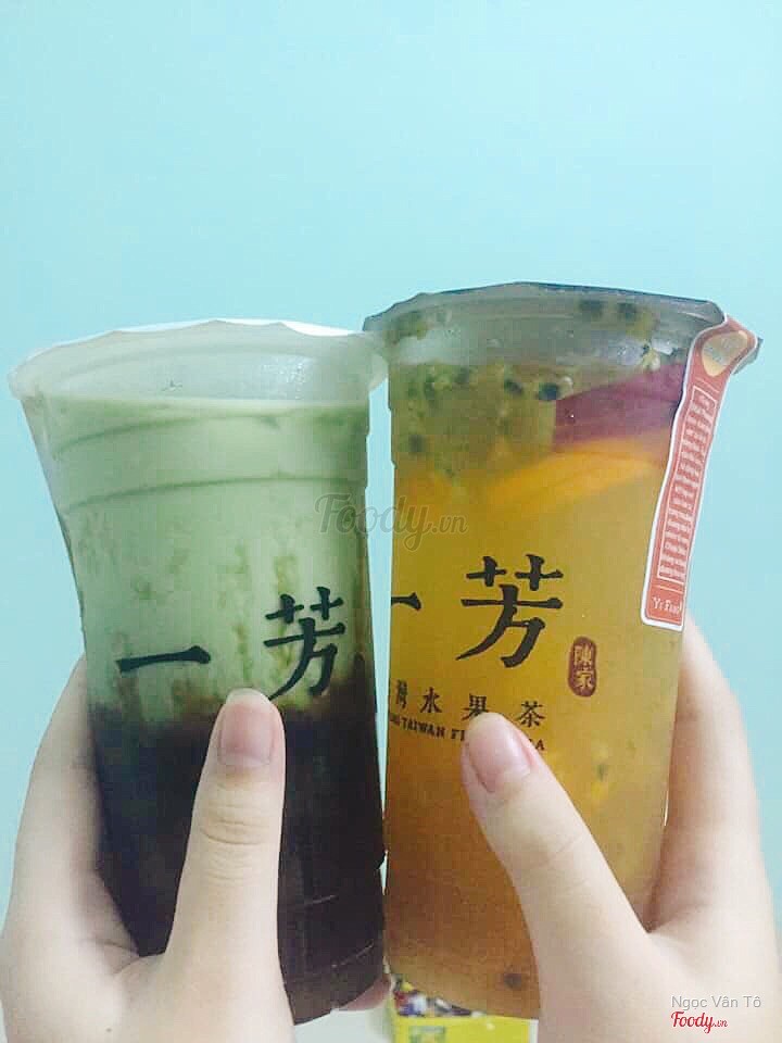 Cốc bên trái là matcha chân châu đường đen