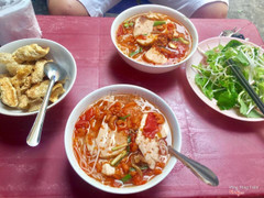 Bún riêu ăn kèm với da heo chiên giòn