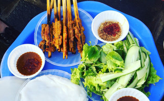 Thịt nướng bánh ướt vỉa hè Hội An