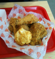 phần 3 miếng gà,có cho kèm thêm miếng bánh giống bánh mì