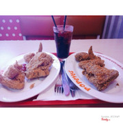 - Gà ngon hơi mặn 😝 chỗ ăn tạm được nhưng trên lầu cần bổ sung vị trí nước uống và kiểm tra lại bình vặn tương ớt 😫 ông bảo vệ thì khó tính 😡 phục vụ thì vui tính nhiệt tình. 😋