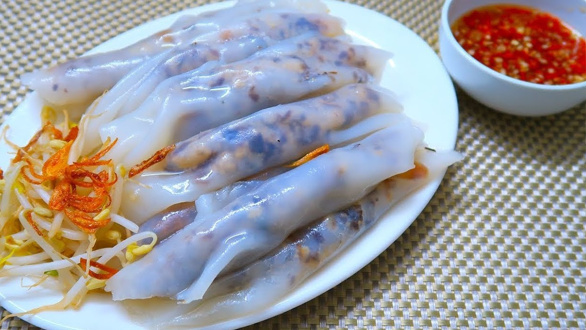 Bánh Cuốn Nóng, Gà Tần & Trứng Vịt Lộn - Gà Tần - Dương Quảng Hàm