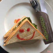 Sandwich dăm bông quay nóng ăn khá ngon miệng ah. Đây là 3 lát bánh kẹp dăm bông, xà lách, cà chua, sốt đủ cả nên ko hề đói nhé. 