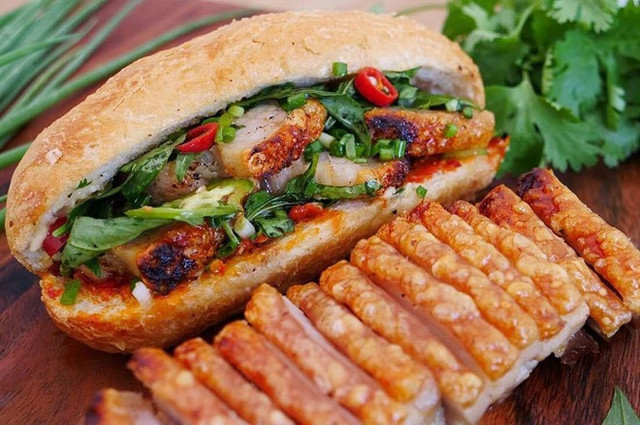 Bánh Mì Heo Quay Xá Xíu Phú Đạt - Xóm Chiếu