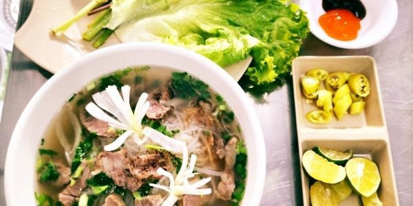 Phở Quỳnh Anh - Thân Nhân Trung