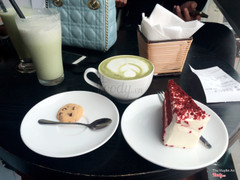 Matcha latte + red velvet