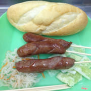 Ăn từ cái hồi quán có mỗi cái xe đẩy vs 1-2 bộ bàn ghế ngồi bên đường, đến bh có cửa hàng chỗ ngồi đàng hoàng chất lượng vẫn ngon như xưa, còn đc uống nc miễn phí nữa