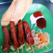 Không gian thoáng mát, bàn ghế sạch sẽ, phục vụ nhanh tôi thấy thế vì quán đông vãi chưởng. Mỗi lần tôi ăn là phải như này :))