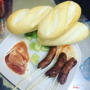 Bánh mì lạp xưởng, ăn 1 lần nghiện luôn )) giá thành rẻ, chỉ có 10k/c. 