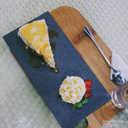 Cheese cake cùng kem tươi, dâu tuoi