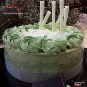 Matcha Cheese Yogurt - Bánh làm từ bông lan trà xanh; lớp kem mousse gồm phô mai, sữa chua, bột trà xanh, kem tươi whipping. Màu của bánh là màu tự nhiên của trà xanh.