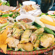 Gà luộc ở mẹt gà