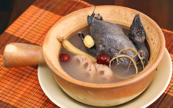 Sáu Hưng - Gà Ác & Mì Cay