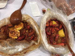 Trái: sốt cajun. Phải: sốt juicy