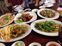 Món ăn ở đây trình bày đẹp mắt nhưng ko ngon lắm. Thực đơn phong phú và giá cả có thể nói là chấp nhận được. 3 người 330k chỗ này, ko tồi nhỉ ☺️☺️