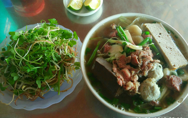 Lan Huế - Cơm & Bún Bò Huế