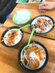 bát trong hình là 15k :))) ấn tượng đầu tiên là đầy đặn, ăn xong 1 bát là no căng cả chiều.. mỗi tội là có hôm mk ăn caramen thập cẩm thì caramen lại bị chua :) nên thôi coi như chả ăn nữa :))) lúc chị chủ quán làm cho thì ăn cũng ổn,, mà dính phải cái anh trẻ trẻ làm cho thì ăn đúng như tên gọi” thập cẩm” cái gì cũng cho 1 ít vào 😂😂