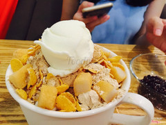 Patbingsu với bột gạo và cereal và kem, đá bào bông và mềm mịn, không quá ngọt