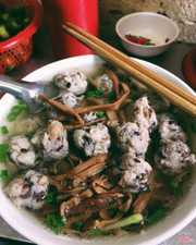 Mình sẽ nguyện chung thành với bún mọc ở đây vì mọc quá ngon. Mọc nhiều mộc nhĩ, đằm và thơm vô cùng. Bát bún thì lúc nào cũng ngập mọc như thế này đây. Nước dùng ngọt thôi rồi kể cả ko cho mì chính ạ. Mỗi tội quán nhỏ quá, nóng và nhiều khi chả còn chỗ mà ngồi vì tranh thủ cái ngõ khu tập thể mà. Giá thì rẻ chứ, bát bình thường có 25k thôi í. Nói chung là quá tuyệt cho 1 bát bún măng mọc