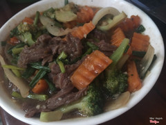 Ăn hết cơm rồi mà vẫn còn khá nhiều đồ ăn