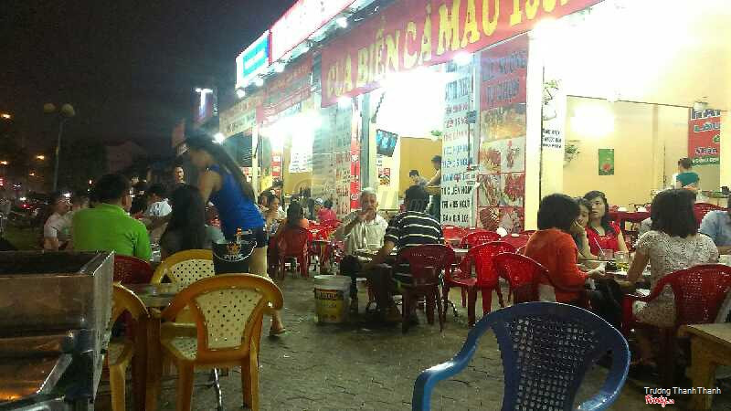 hàng quán san sát với hình thức giống nhau ^^