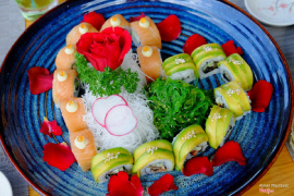 Sushi avocado và cá hồi