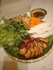 Bánh tráng rau sống cuốn thịt xá xíu