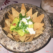 Guacamole (sốt bơ dằm) ăn với nacho chips